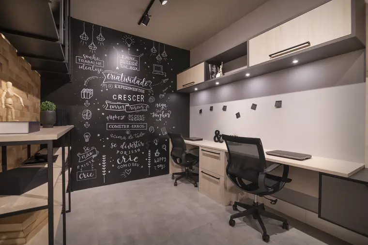 Studio compacto planejado com marcenaria multifuncional